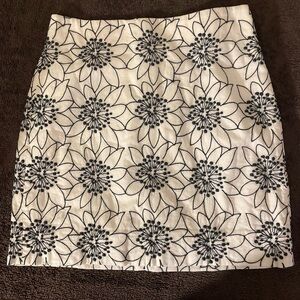 J. Crew White Pencil Skirt with Black Floral Embroidery size 0p 0 petite
